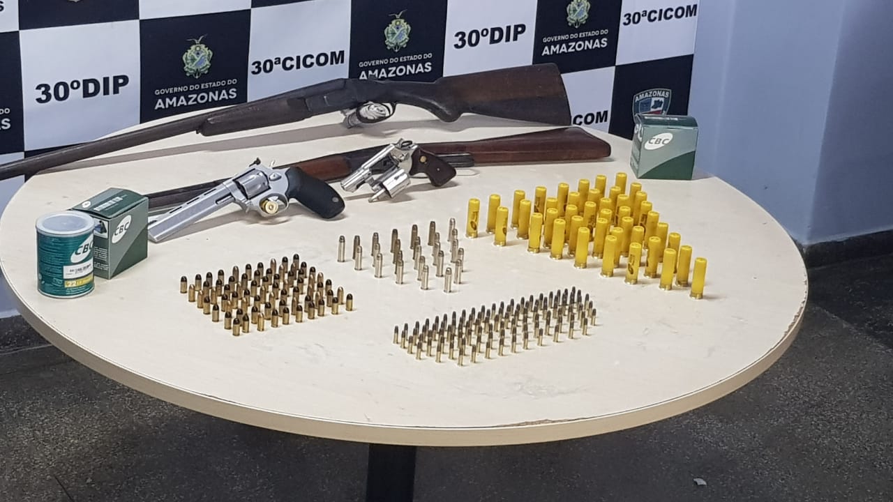 Homem é preso com armas e munições em sítio de Manaus 