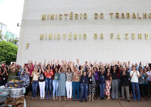 Servidores dão abraço simbólico no prédio do Ministério do Trabalho