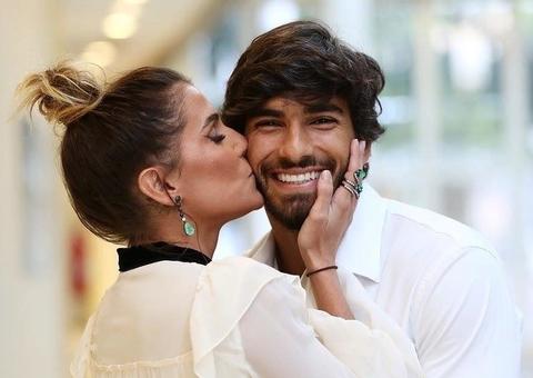 Marido de Deborah Secoo revela que mentiu a idade para a atriz e já beijou homem