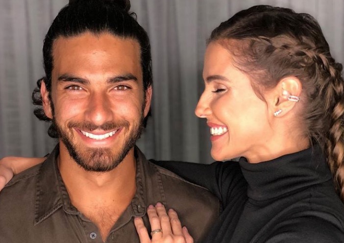 Marido de Deborah Secoo revela que mentiu a idade para a atriz e já beijou homem