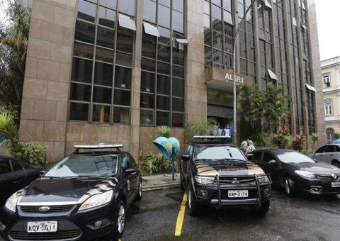 Meias recheadas e malotes voadores: as estratégias para esconder dinheiro de corrupção