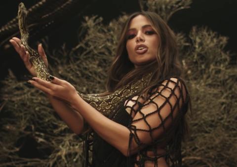 Anitta beija homens e mulheres, e sensualiza com cobras em três novos clipes