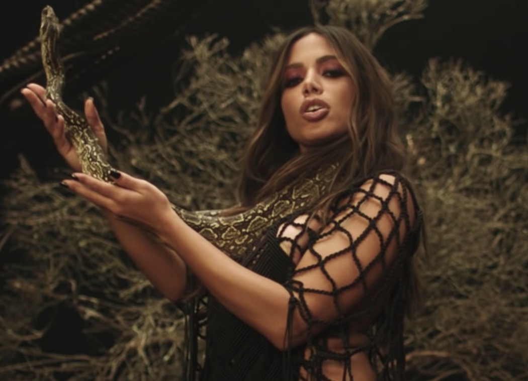 Anitta beija homens e mulheres, e sensualiza com cobras em três novos clipes