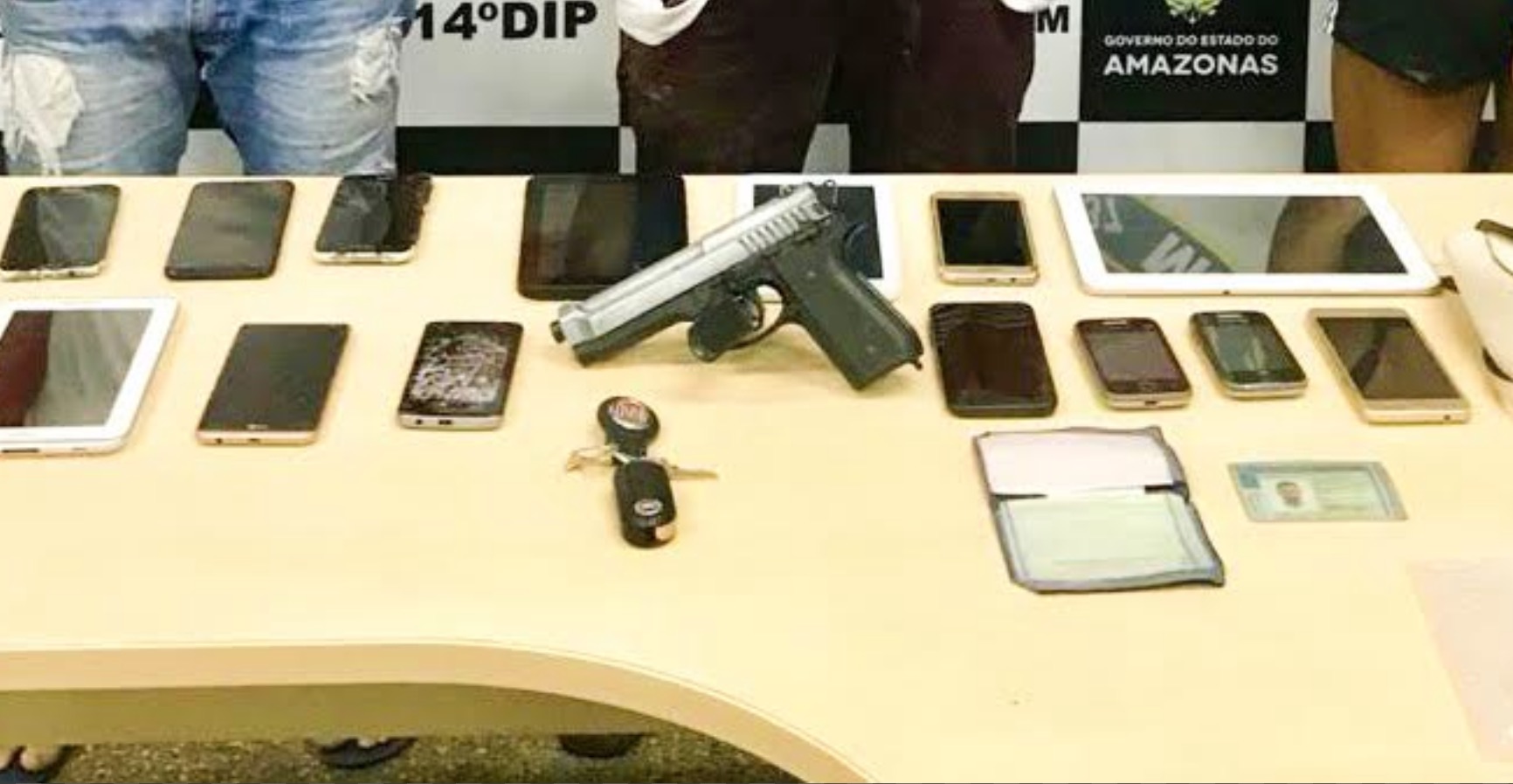 Casal suspeito de assalto é preso e comerciante detido por receptação de furto em Manaus 