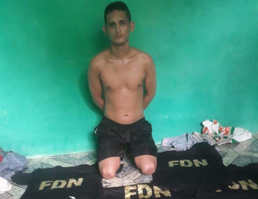 Homem é preso com armas e blusas de facção criminosa em Manaus