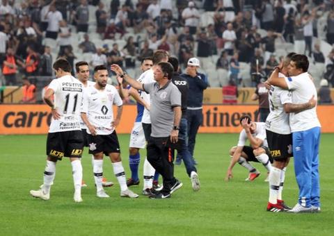TJ suspende penhora da taça do Mundial de Clubes do Corinthians