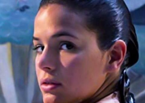 Bruna Marquezine aparece de topless em cartaz de 1º filme como protagonista 