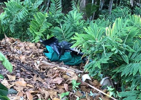 Enrolado em lençol, corpo de homem é encontrado em matagal de Manaus