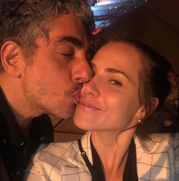 Letícia Colin mostra chamego com marido após flagra com Caco Ciocler