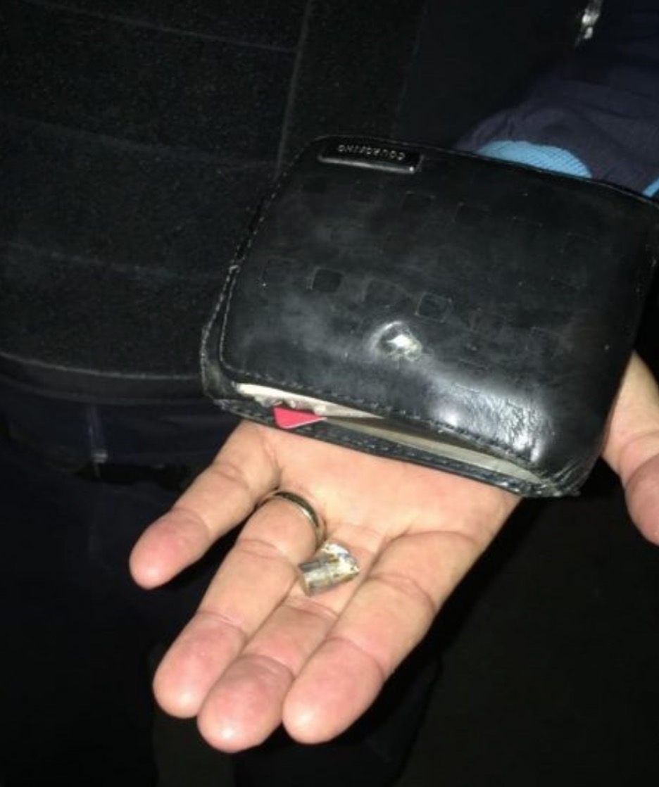 Carteira no bolso salva major da polícia em troca de tiros com bandidos