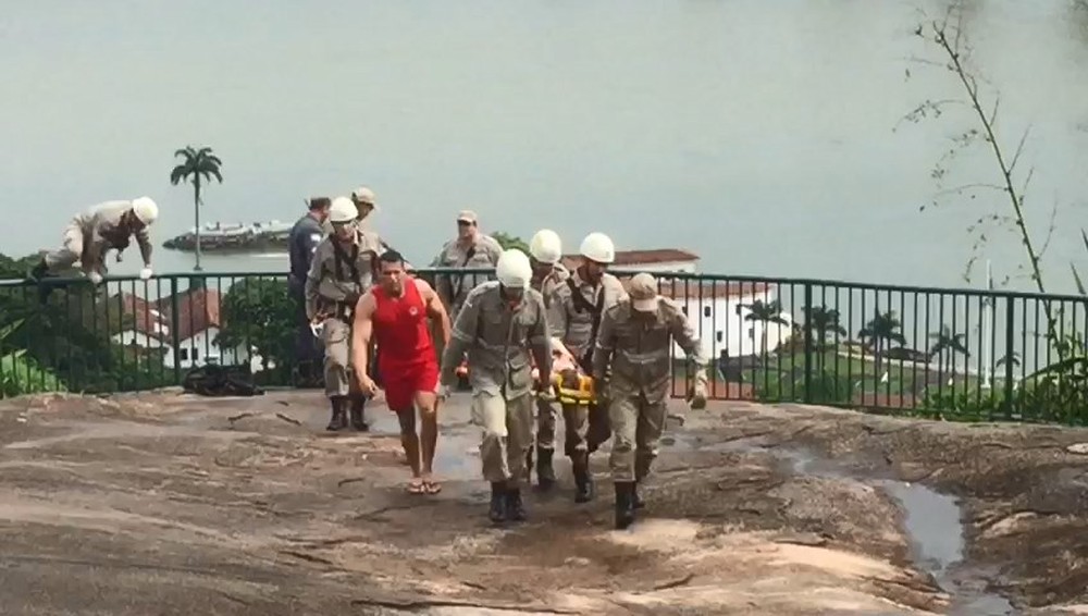 Mulher escorrega e cai entre espinhos quando tentava fazer selfie em convento