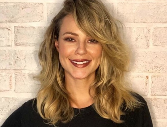 Paolla Oliveira surpreende ao cantar com banda do irmão; veja o clipe