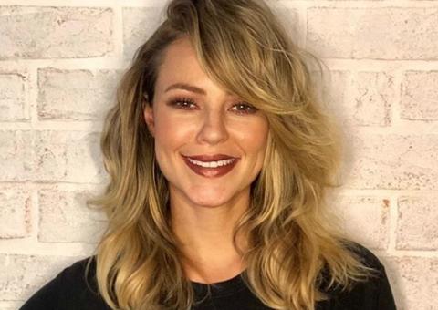 Paolla Oliveira surpreende ao cantar com banda do irmão; veja o clipe