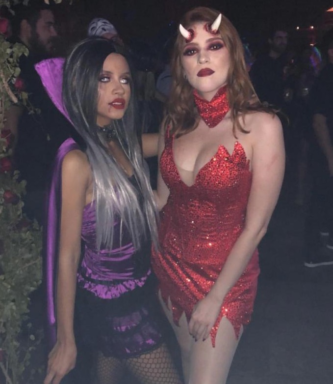 Ex-BBB Gleici aparece irreconhecível como vampira e Ana Clara surge com decotão em Halloween