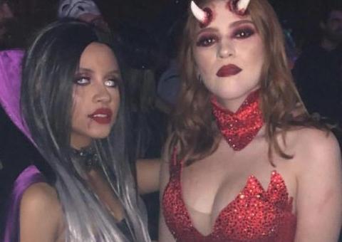 Ex-BBB Gleici aparece irreconhecível como vampira e Ana Clara surge com decotão em Halloween