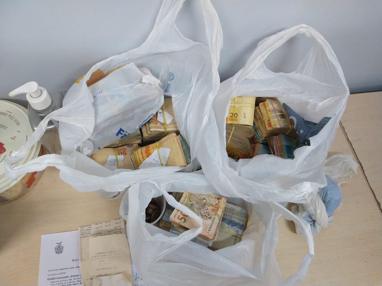 Em Manaus, taxista é preso com mais de R$ 65 mil escondidos em carro no Bariri