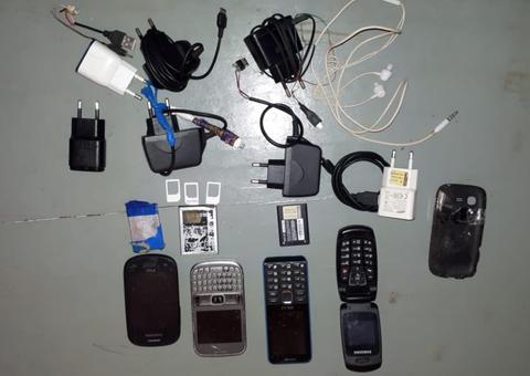 Polícia encontra celulares e vários objetos proibidos durante revista em delegacia no Amazonas