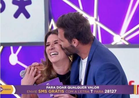 Patrícia Abravanel “empurra” irmã para Henri Castelli durante programa e internautas “vão à loucura”