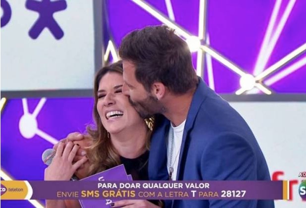 Patrícia Abravanel “empurra” irmã para Henri Castelli durante programa e internautas “vão à loucura”