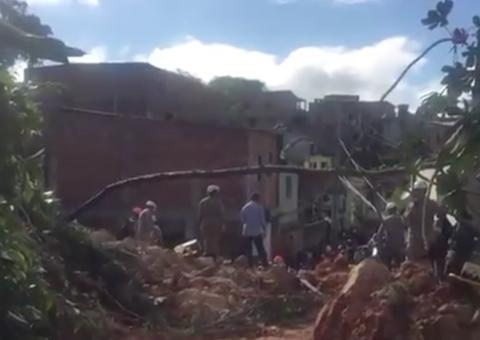 Deslizamento de terra deixa 10 mortos e 11 feridos após fortes chuvas