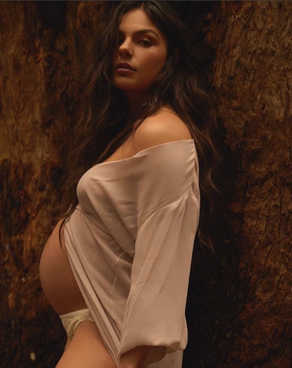 Prestes a dar à luz, Ísis Valverde compartilha fotos grávida e textão para o filho