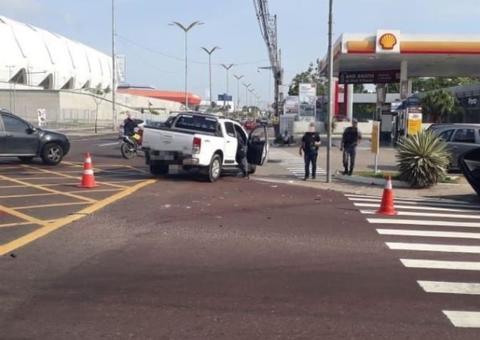 Mulher fica ferida e homem é detido após acidente em frente à Arena da Amazônia