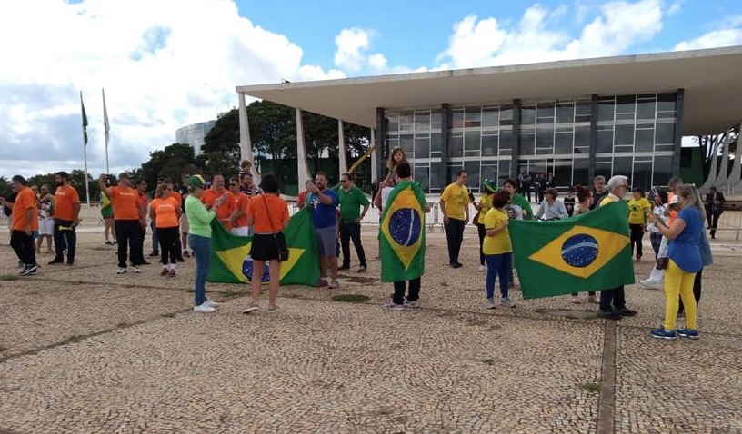 Manifestantes em Brasília protestam contra reajuste para o STF