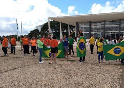 Manifestantes em Brasília protestam contra reajuste para o STF