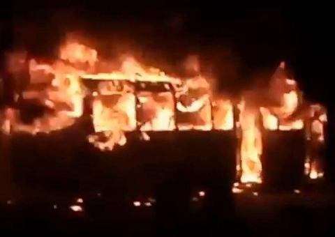 Em menos de 24h, criminosos ateiam fogo em coletivos e deixam 15 feridos