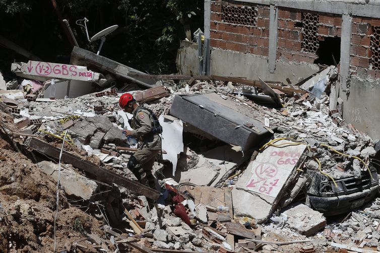Sobe para 15 o número de mortes em desabamento de morro em Niterói
