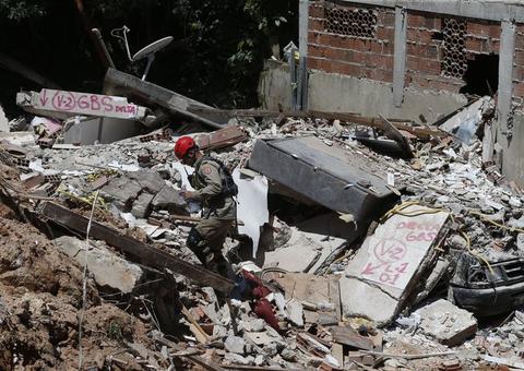 Sobe para 15 o número de mortes em desabamento de morro em Niterói