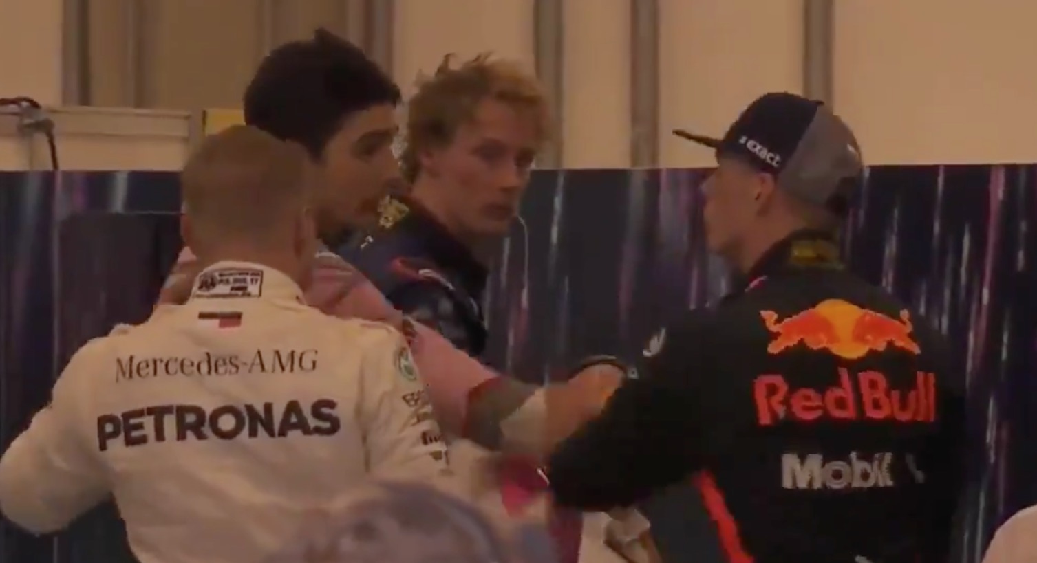 Após acidente na F1, pilotos se xingam e trocam empurrões; vídeo