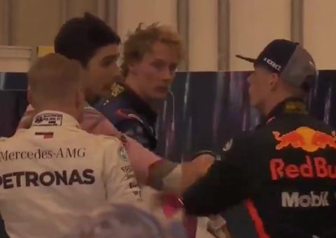 Após acidente na F1, pilotos se xingam e trocam empurrões; vídeo