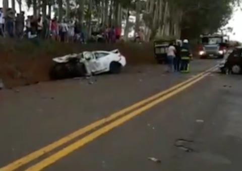 A caminho do Enem, jovens morrem após carros colidirem de frente em rodovia