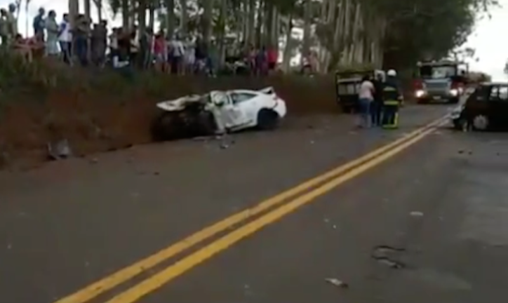 A caminho do Enem, jovens morrem após carros colidirem de frente em rodovia