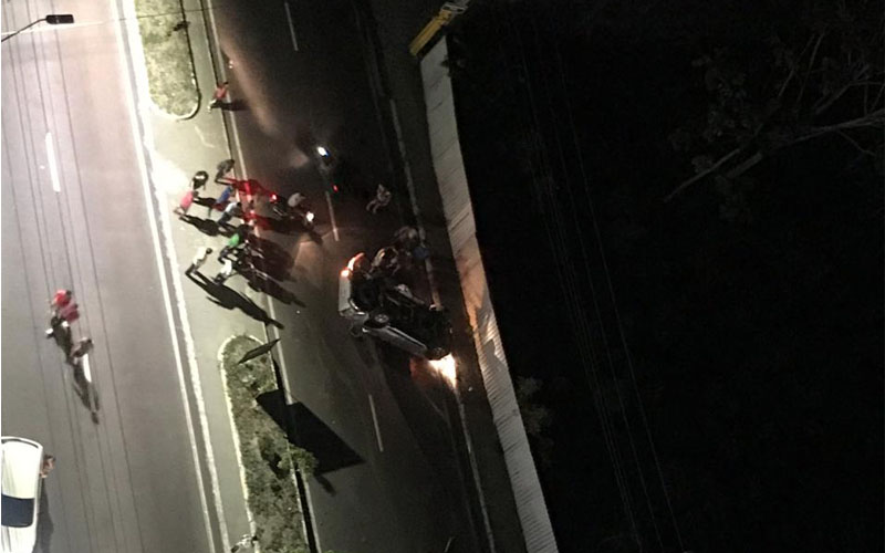 Carro derruba poste, capota e deixa motorista ferido em avenida de Manaus