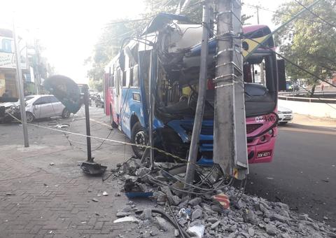 Após ser atingido, ônibus perde direção e se choca violentamente contra poste