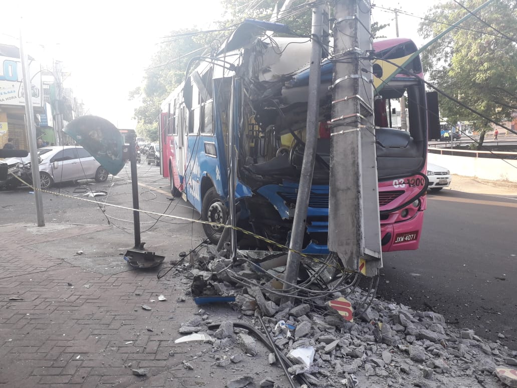 Após ser atingido, ônibus perde direção e se choca violentamente contra poste