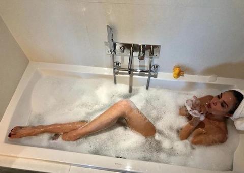 Luciana Gimenez posa sexy nua em banheira