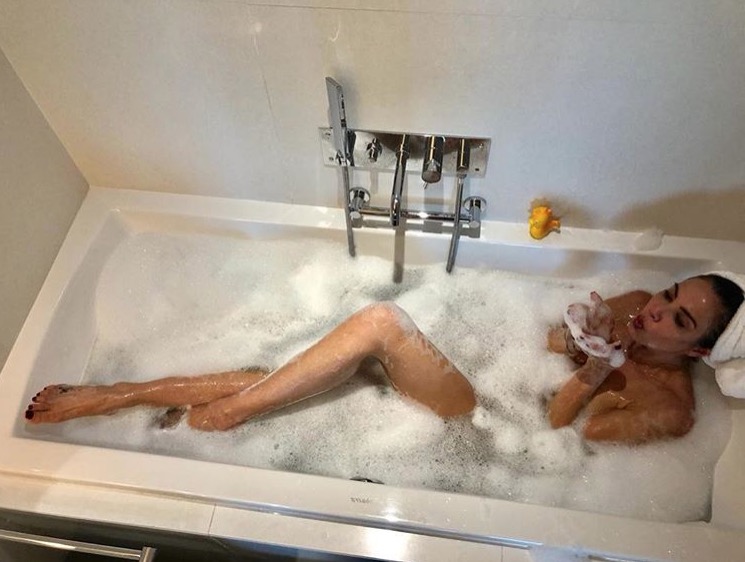 Luciana Gimenez posa sexy nua em banheira
