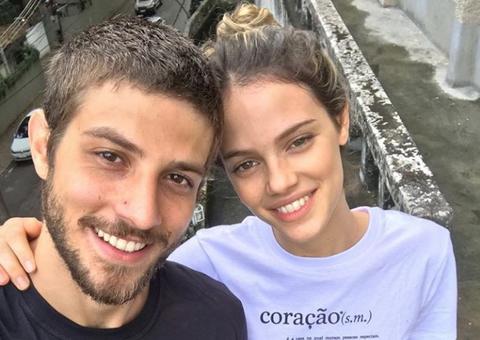 Chay Suede e Laura Neiva embarcam para Fernando de Noronha após reconciliação