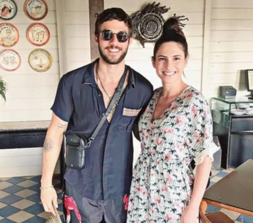 Chay Suede e Laura Neiva embarcam para Fernando de Noronha após reconciliação