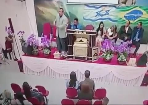  Vídeo: homem é preso após invadir igreja e atirar contra pastor