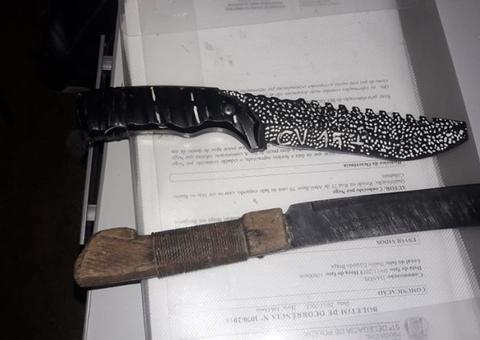 No Amazonas, trio é preso ao ameaçar jovem com faca grafada com iniciais da FDN e CV