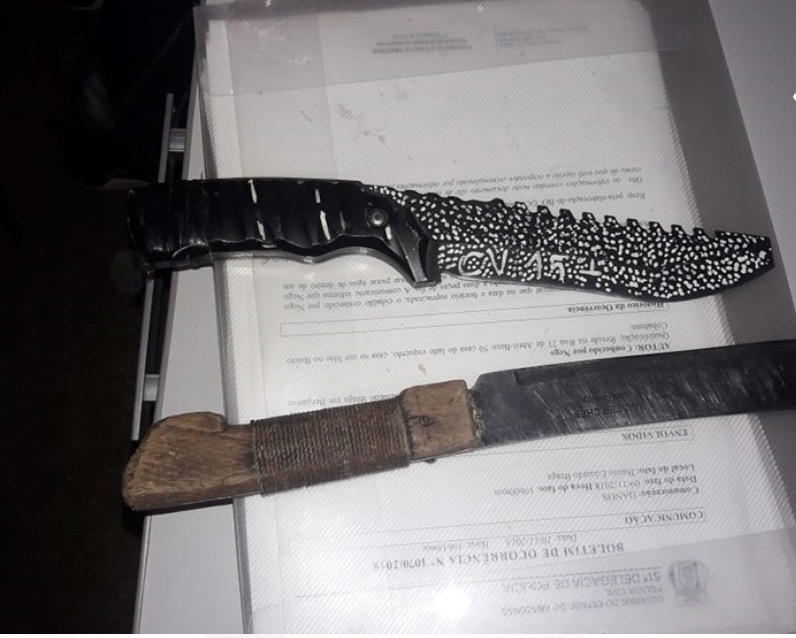 No Amazonas, trio é preso ao ameaçar jovem com faca grafada com iniciais da FDN e CV