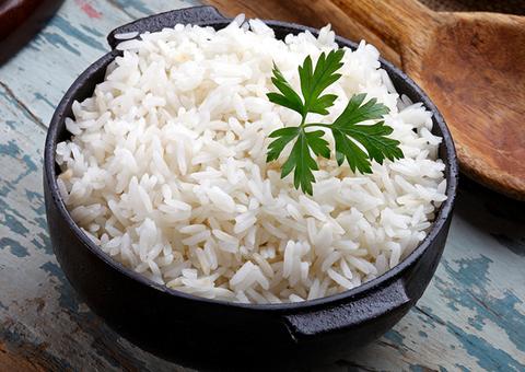 Cozinhar e guardar arroz para comer mais tarde pode cultivar bactéria mortal, diz estudo