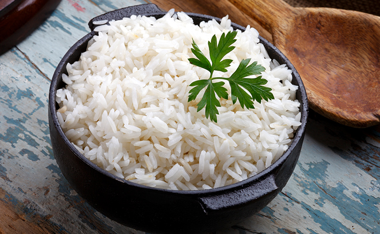 Cozinhar e guardar arroz para comer mais tarde pode cultivar bactéria mortal, diz estudo