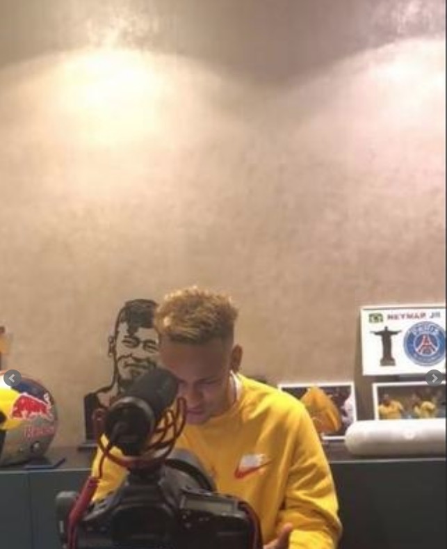 Neymar some com lembrança de Bruna Marquezine de sua mansão