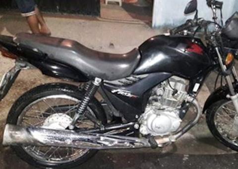 Trabalhador tem moto furtada em estacionamento de supermercado em Manaus