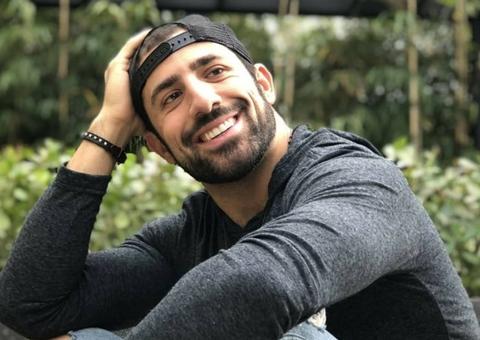Com estreia marcada em novela da Globo, ex-BBB Kaysar mostra família durante aula de português